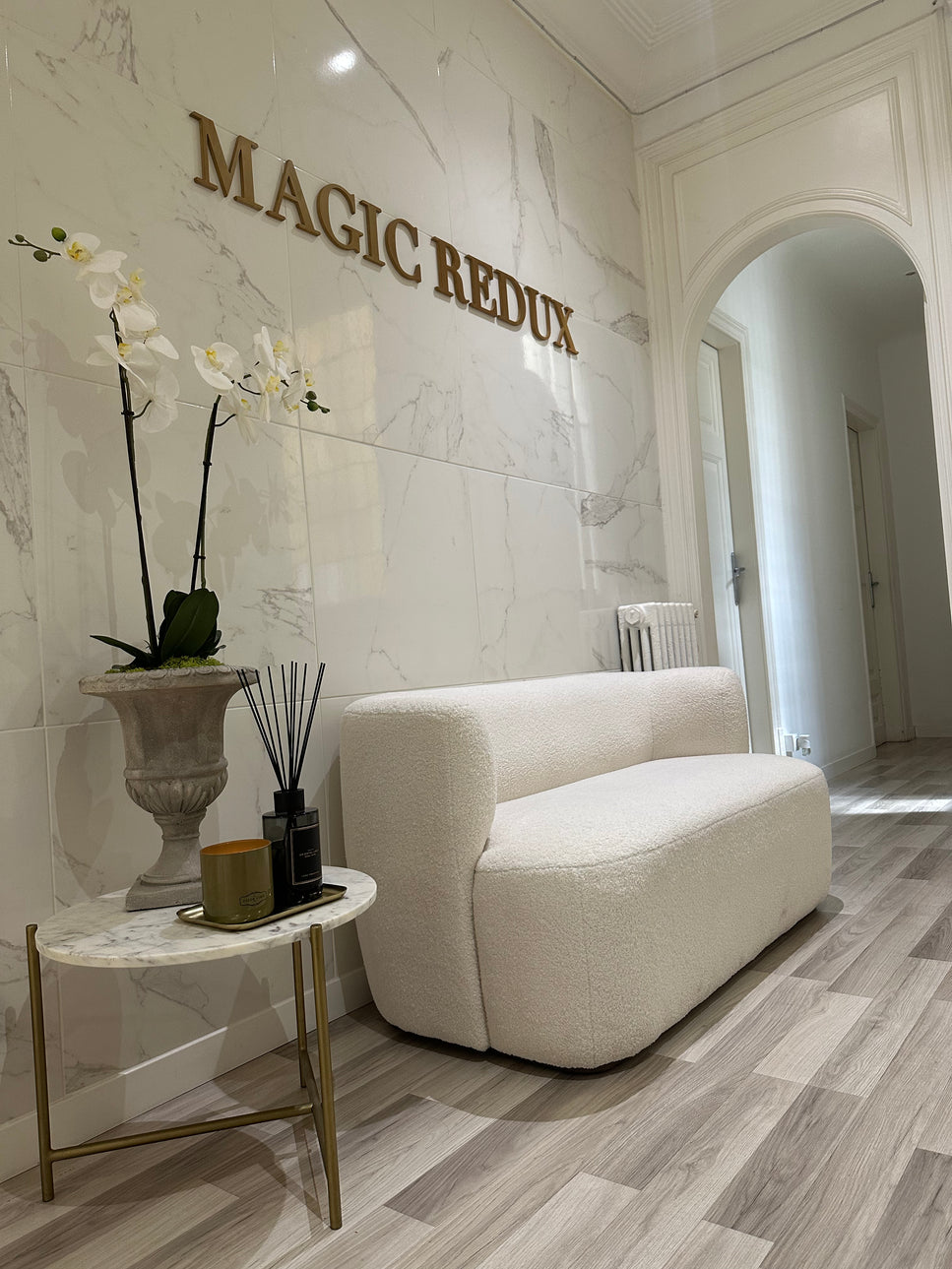 Magic Redux Barcelona es el lugar ideal para tratamientos corporales y faciales de excelencia. Con servicios como Magic Facial, Magic Glow, Magic Post Operatorio y masajes reductores, te ayudamos a sentirte renovado y a lucir mejor.